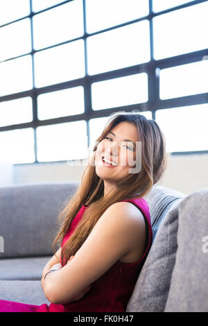 Portrait of young woman in office Banque D'Images