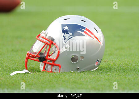 18 août 2011 - Tampa (Floride, États-Unis d'Amérique - New England Patriots casque se trouve sur terrain avant le match contre les Tampa Bay Buccaneers chez Raymond James Stadium le 18 août 2011 à Tampa, Floride ZUMA Press/Scott A. Miller. (Crédit Image : © Scott A. Miller via Zuma sur le fil) Banque D'Images