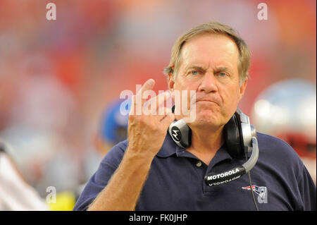 18 août 2011 - Tampa (Floride, États-Unis d'Amérique - New England Patriots l'entraîneur-chef Bill Belichick pendant les tapotements contre jeu theTampa Bay Buccaneers chez Raymond James Stadium le 18 août 2011 à Tampa, Floride ZUMA Press/Scott A. Miller. (Crédit Image : © Scott A. Miller via Zuma sur le fil) Banque D'Images