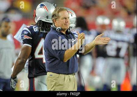 18 août 2011 - Tampa (Floride, États-Unis d'Amérique - New England Patriots l'entraîneur-chef Bill Belichick pendant les tapotements contre jeu theTampa Bay Buccaneers chez Raymond James Stadium le 18 août 2011 à Tampa, Floride ZUMA Press/Scott A. Miller. (Crédit Image : © Scott A. Miller via Zuma sur le fil) Banque D'Images