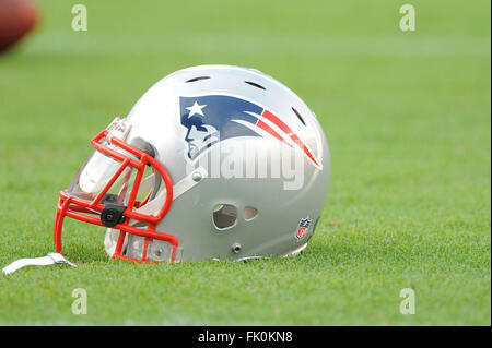 18 août 2011 - Tampa, Floride, USA - un New England Patriots casque se trouve sur le terrain avant que les Pats match contre les Tampa Bay Buccaneers chez Raymond James Stadium le 18 août 2011 à Tampa, Floride..ZUMA Press/Scott A. Miller (crédit Image : © Scott A. Miller via Zuma sur le fil) Banque D'Images