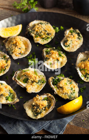 Des huîtres Rockefeller crémeux avec fromages et épinards Banque D'Images