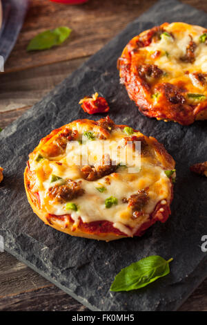 La saucisse et le poivre fromage Pizza Bagels avec Banque D'Images