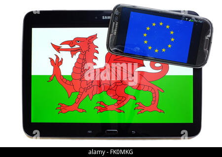 Les drapeaux de pays de Galles et de l'UE affichées sur les écrans d'une tablette et un smartphone sur un fond blanc. Banque D'Images