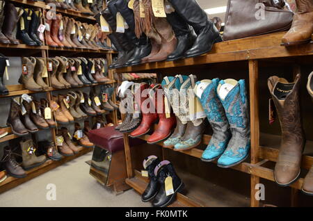 Rangées de bottes de cowboy fantaisie en vente dans un magasin à Arizona 2016 Banque D'Images