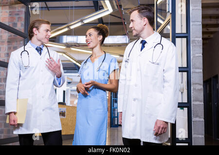 Les médecins en interaction les uns avec les autres Banque D'Images