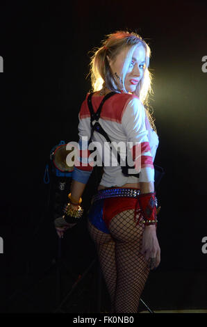 Paula Labaredas comme Harley Quinn de Suicide Squad dans les coulisses de sa musique vidéo couvrant la chanson 'poison' par Rita Ora avec : Paula Labaredas Où : Los Angeles, California, United States Quand : 02 févr. 2016 Banque D'Images