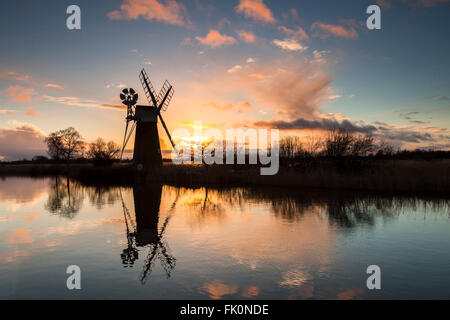 Pompe éolienne sur gazon Fen les Norfolk Broads au coucher du soleil Banque D'Images