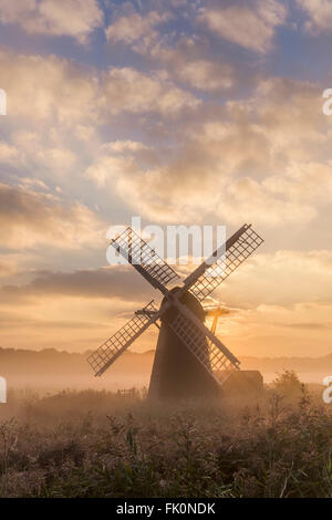 Herringfleet smock mill dans la brume du matin au lever du soleil. Banque D'Images