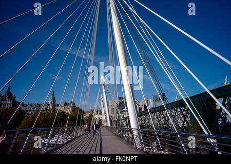 AJAXNETPHOTO. Londres, Angleterre. - Le JUBILÉ DE LA REINE PONT SUR LA TAMISE PRÈS DE HUNGERFORD PONT FERROVIAIRE (à droite). PHOTO:JONATHAN EASTLAND/AJAX REF:M873010 487 Banque D'Images