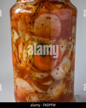 Le kimchi est un plat traditionnel coréen fermenté fait de légumes avec une variété d'assaisonnements Banque D'Images