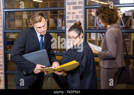 Avocat à la recherche de documents et l'interaction avec d'affaires Banque D'Images