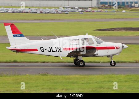 G-JLIN, un Piper PA-28-161 Cadet, à l'Aéroport International de Prestwick en Ayrshire. Banque D'Images