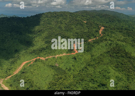 - Antenne de la gamme de montagne de la Division du Nord avec une route de terre coupant à travers elle. Banque D'Images