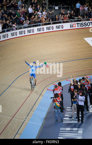 Londres, Royaume-Uni. 4e Mar, 2016. Filippo de Ganna Italie célèbre après avoir remporté la médaille d'or dans la poursuite individuelle masculine finale à l'UCI 2016 Cyclisme sur Piste Championnats du monde à Londres, Angleterre le 4 mars 2016. © Richard Washbrooke/Xinhua/Alamy Live News Banque D'Images