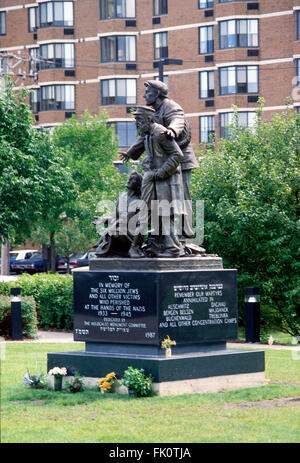 Skokie, Illinois, États-Unis, 1er juin 1987, le Monument de l'Holocauste était un don pour le Village de Skokie par le Hapleitah Sheerit de la région métropolitaine de Chicago. Le Monument dépeint une famille juive au cours de l'insurrection du Ghetto de Varsovie 1943. Skokie a été choisi comme site pour le monument en raison de son affiliation avec causes juives tout au long des années et parce qu'Skokie a été le foyer de plus de 7 000 survivants de l'Holocauste. Credit : Mark Reinstein Banque D'Images