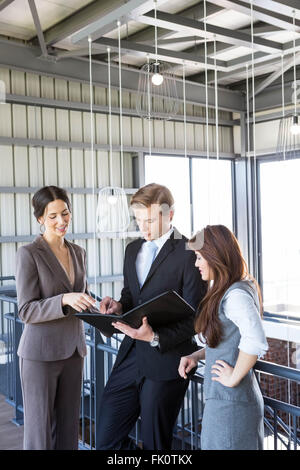 Trois collègues discuter in office Banque D'Images