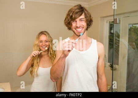Joli couple se brosser les dents ensemble Banque D'Images