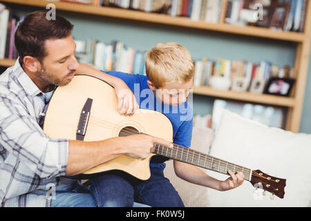 L'enseignement du père fils à jouer de la guitare Banque D'Images