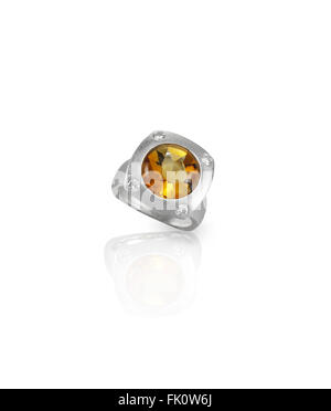 Orange Orange et pierre précieuse bague en diamant isolated on white Banque D'Images