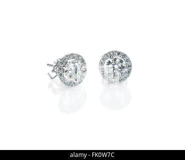 Beau Diamant boucles d'Halo avec réflexion isolated on white Banque D'Images