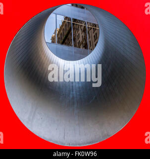 Fenêtres d'un bâtiment comme vu à travers un trou dans une structure en béton Banque D'Images