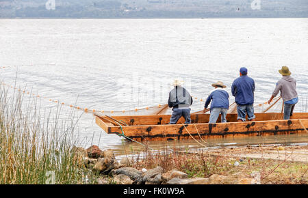 Les pêcheurs mexicains en tirant leur filet sur le lac de Ptzcuaro, Mexique Banque D'Images