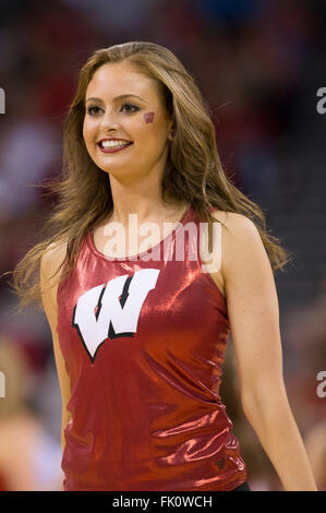 Madison, WI, USA. 28 Février, 2016. Wisconsin Badgers de meneurs de la foule au cours de la jeu de basket-ball de NCAA entre le Michigan Le carcajou et le Wisconsin Badgers au Kohl Center à Madison, WI. Wisconsin Michigan défait 68-57. John Fisher/CSM/Alamy Live News Banque D'Images