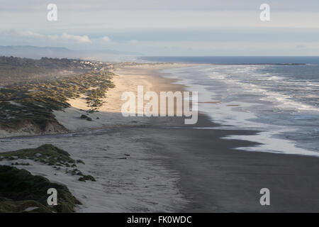 Paysage naturel dans le centre de l'Oregon coast avec plage, dunes de sable et un ciel couvert Banque D'Images