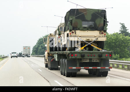 L'autoroute 90/94, Wisconsin - Juillet 07 : véhicules militaires à déménager d'une base à l'autre au milieu de la tête de Jade Banque D'Images