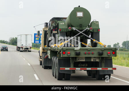 L'autoroute 90/94, Wisconsin - Juillet 07 : véhicules militaires à déménager d'une base à l'autre au milieu de la tête de Jade Banque D'Images