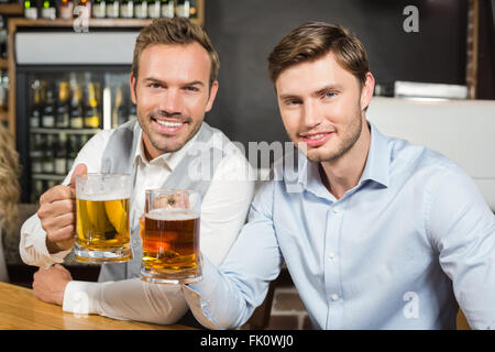 Men toasting avec beers Banque D'Images