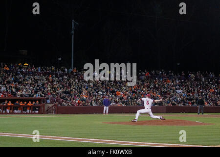 Columbia, SC, États-Unis d'Amérique. 4e Mar, 2016. Clarke Schmidt (6) de la Caroline du Sud Gamecocks démarre le match de base-ball NCAA entre le Clemson Tigers et le Sud Carolina Gamecocks au Parc du fondateur de Columbia, SC. Scott Kinser/CSM/Alamy Live News Banque D'Images