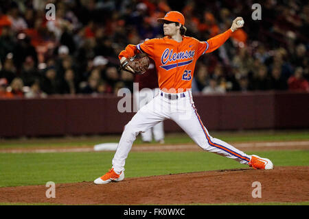 Columbia, SC, États-Unis d'Amérique. 4e Mar, 2016. Charlie Barnes (23) de la Clemson Tigers démarre le match de base-ball NCAA entre le Clemson Tigers et le Sud Carolina Gamecocks au Parc du fondateur de Columbia, SC. Scott Kinser/CSM/Alamy Live News Banque D'Images