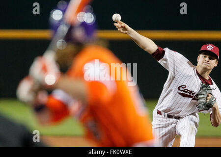 Columbia, SC, États-Unis d'Amérique. 4e Mar, 2016. Clarke Schmidt (6) de la Caroline du Sud Gamecocks démarre le match de base-ball NCAA entre le Clemson Tigers et le Sud Carolina Gamecocks au Parc du fondateur de Columbia, SC. Scott Kinser/CSM/Alamy Live News Banque D'Images