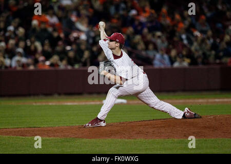 Columbia, SC, États-Unis d'Amérique. 4e Mar, 2016. Clarke Schmidt (6) de la Caroline du Sud Gamecocks démarre le match de base-ball NCAA entre le Clemson Tigers et le Sud Carolina Gamecocks au Parc du fondateur de Columbia, SC. Scott Kinser/CSM/Alamy Live News Banque D'Images