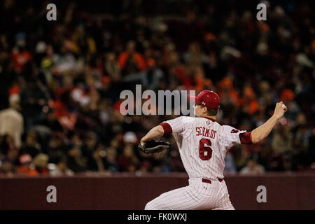 Columbia, SC, États-Unis d'Amérique. 4e Mar, 2016. Clarke Schmidt (6) de la Caroline du Sud Gamecocks démarre le match de base-ball NCAA entre le Clemson Tigers et le Sud Carolina Gamecocks au Parc du fondateur de Columbia, SC. Scott Kinser/CSM/Alamy Live News Banque D'Images