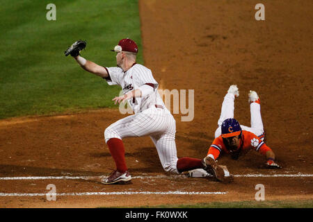 Columbia, SC, États-Unis d'Amérique. 4e Mar, 2016. Alex Destino (24) de la Caroline du Sud Gamecocks manque l'attraper dans la NCAA Baseball match-up entre le Clemson Tigers et le Sud Carolina Gamecocks au Parc du fondateur de Columbia, SC. Scott Kinser/CSM/Alamy Live News Banque D'Images