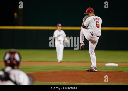 Columbia, SC, États-Unis d'Amérique. 4e Mar, 2016. Clarke Schmidt (6) de la Caroline du Sud Gamecocks démarre le match de base-ball NCAA entre le Clemson Tigers et le Sud Carolina Gamecocks au Parc du fondateur de Columbia, SC. Scott Kinser/CSM/Alamy Live News Banque D'Images