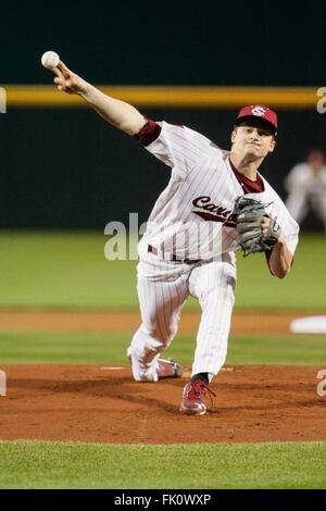 Columbia, SC, États-Unis d'Amérique. 4e Mar, 2016. Clarke Schmidt (6) de la Caroline du Sud Gamecocks démarre le match de base-ball NCAA entre le Clemson Tigers et le Sud Carolina Gamecocks au Parc du fondateur de Columbia, SC. Scott Kinser/CSM/Alamy Live News Banque D'Images