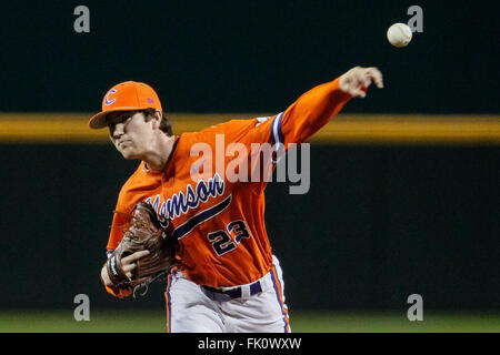 Columbia, SC, États-Unis d'Amérique. 4e Mar, 2016. Charlie Barnes (23) de la Clemson Tigers démarre le match de base-ball NCAA entre le Clemson Tigers et le Sud Carolina Gamecocks au Parc du fondateur de Columbia, SC. Scott Kinser/CSM/Alamy Live News Banque D'Images