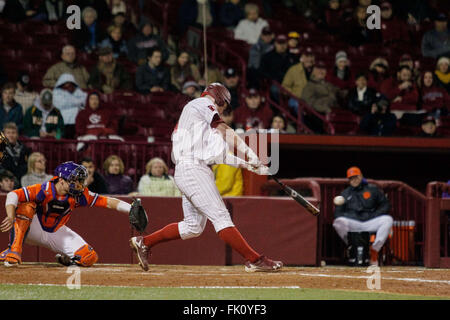 Columbia, SC, États-Unis d'Amérique. 4e Mar, 2016. Alex Destino (24) de la Caroline du Sud Gamecocks conduit un seul dans la NCAA match de baseball entre le Clemson Tigers et le Sud Carolina Gamecocks au Parc du fondateur de Columbia, SC. Scott Kinser/CSM/Alamy Live News Banque D'Images