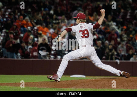 Columbia, SC, États-Unis d'Amérique. 4e Mar, 2016. Scott Reed (39) de la Caroline du Sud Gamecocks arrive en fin à la NCAA match de baseball entre le Clemson Tigers et le Sud Carolina Gamecocks au Parc du fondateur de Columbia, SC. Scott Kinser/CSM/Alamy Live News Banque D'Images