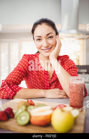 Portrait de femme heureuse avec des jus de fruits Banque D'Images