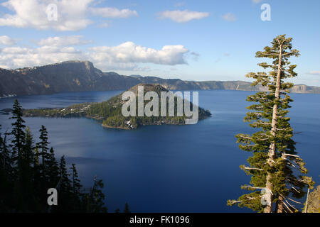 Le lac du cratère et un panorama de l'Île Wizard Banque D'Images