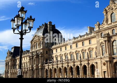 L'architecture de la Renaissance et des candélabres au Musée du Louvre à Paris en fin d'après-midi chaud baigné de lumière. Banque D'Images