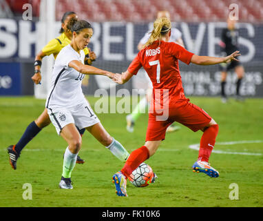 Tampa, Floride, USA. 3e Mar, 2016. 3 mars 2016 : Carli Lloyd # 10, des États-Unis, au cours de la se rencontreront entre USA et l'Angleterre dans la tasse elle croit chez Raymond James Stadium de Tampa, Floride. DeFelice Douglas/ESW/CSM/Alamy Live News Banque D'Images