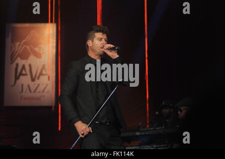 Jakarta, Indonésie, Jakarta. 4e Mar, 2016. JAKARTA, INDONÉSIE - 04 mars : La chanteuse de jazz américaine Robin Thicke effectue au cours de l'International Jazz Festival 2016 Java 05 mars 2016, à Jakarta, Indonésie. © Sijori Images/ZUMA/Alamy Fil Live News Banque D'Images