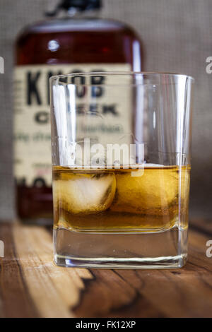 Boulder City Nevada - 28 Décembre : Studio shot of a glass with whiskey et un label reconnaissable pour bouton Creek derrière elle, Décembre Banque D'Images