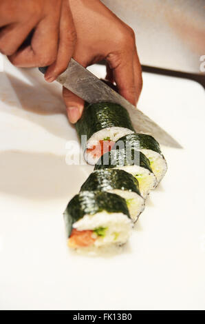 Réductions chef sushi roll sur tableau blanc Banque D'Images
